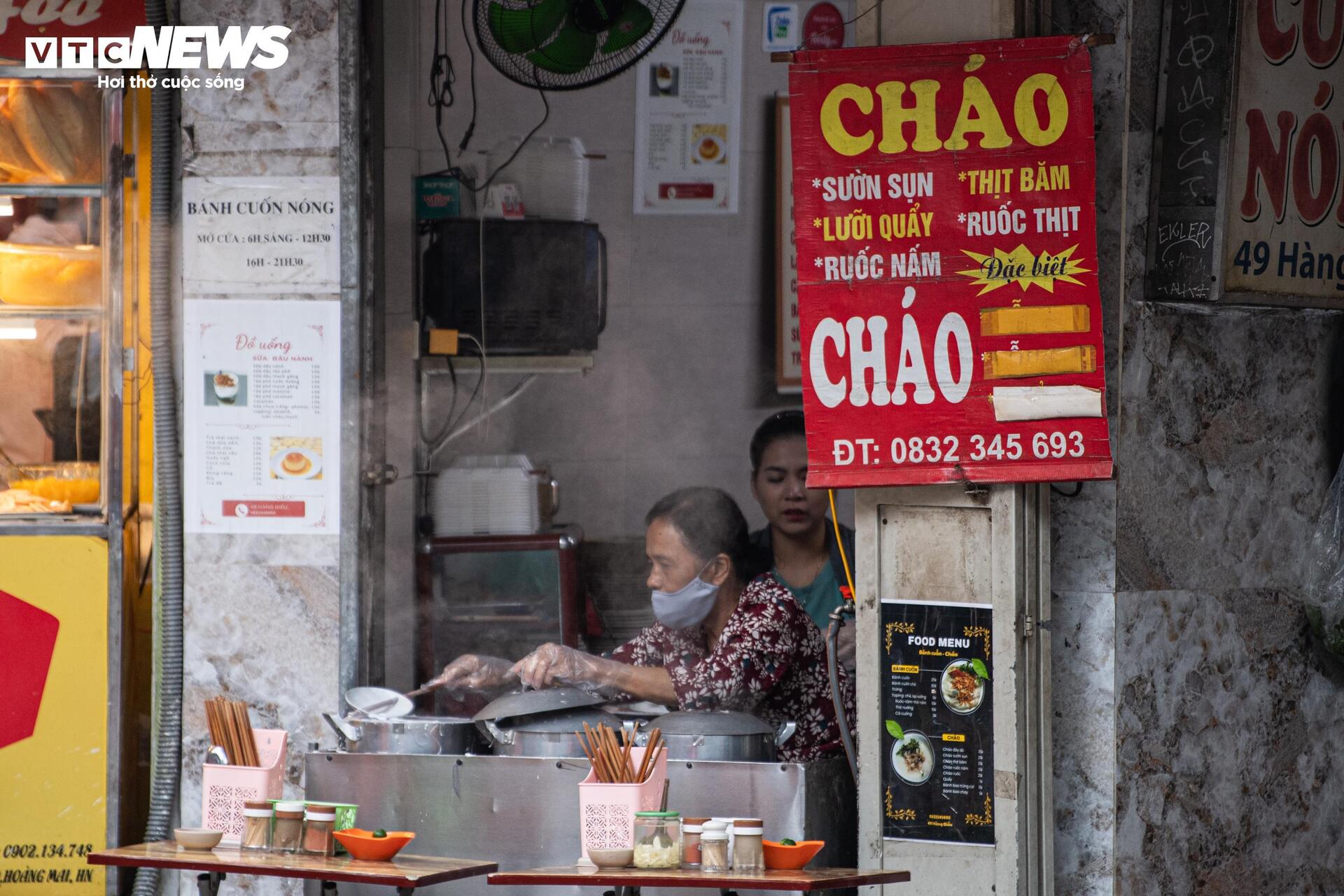 Không khí lạnh tăng cường, người Hà Nội co ro trong mưa lạnh 18°C - Ảnh 18. Không khí lạnh tăng cường, người Hà Nội co ro trong mưa lạnh 18°C - Ảnh 18.