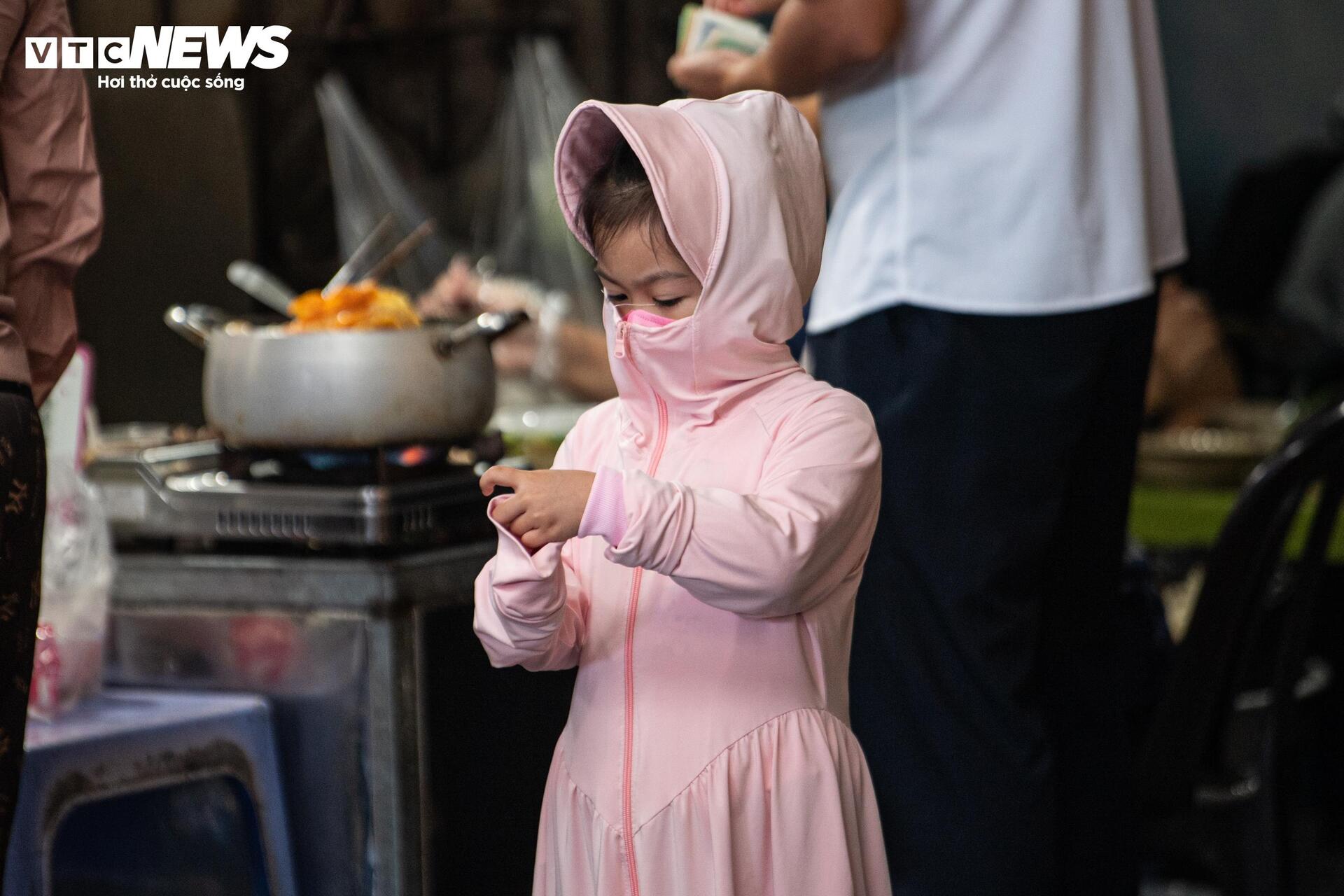 Không khí lạnh tăng cường, người Hà Nội co ro trong mưa lạnh 18°C - Ảnh 13. Không khí lạnh tăng cường, người Hà Nội co ro trong mưa lạnh 18°C - Ảnh 13.