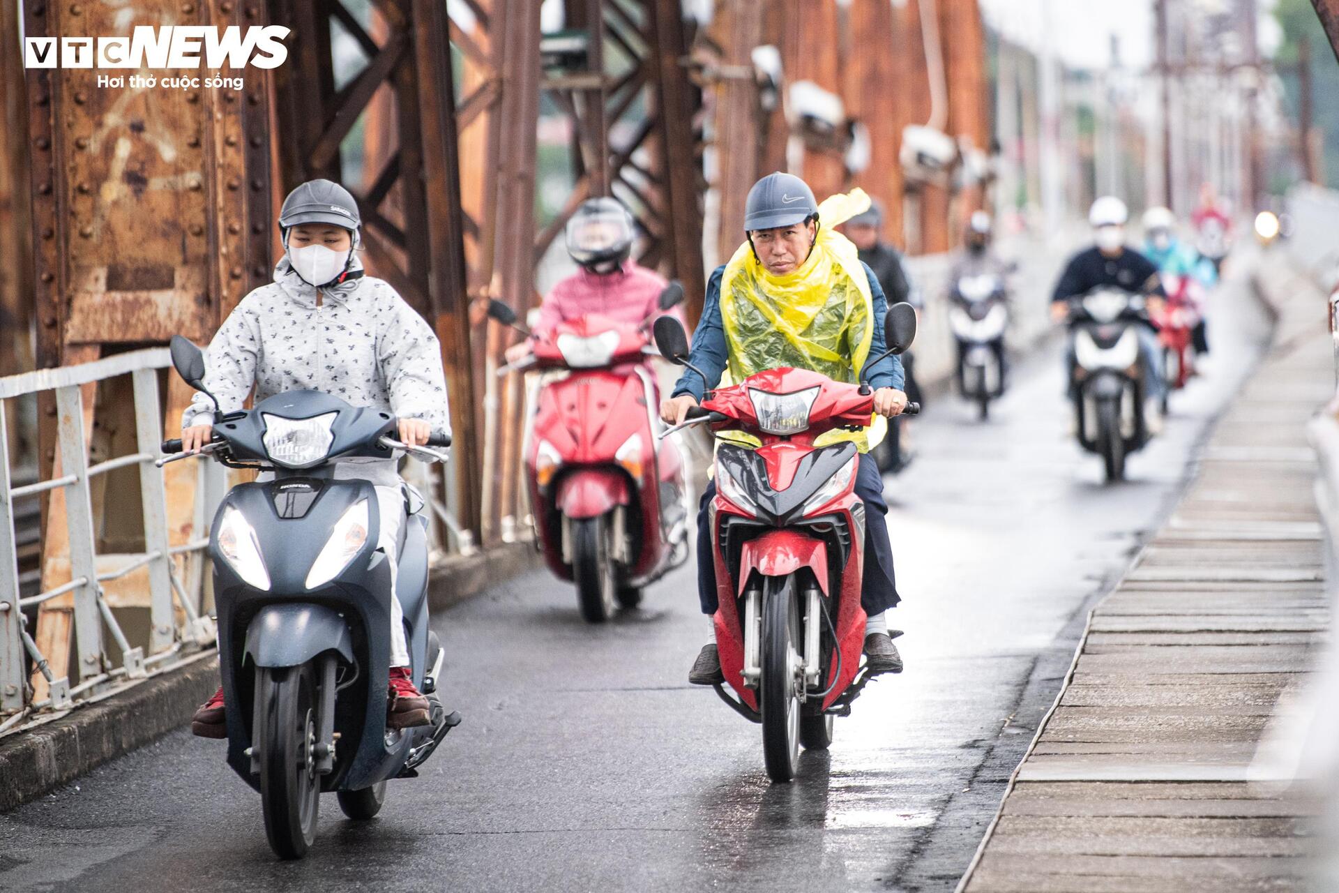 Không khí lạnh tăng cường, người Hà Nội co ro trong mưa lạnh 18°C - Ảnh 1. Không khí lạnh tăng cường, người Hà Nội co ro trong mưa lạnh 18°C - Ảnh 1.