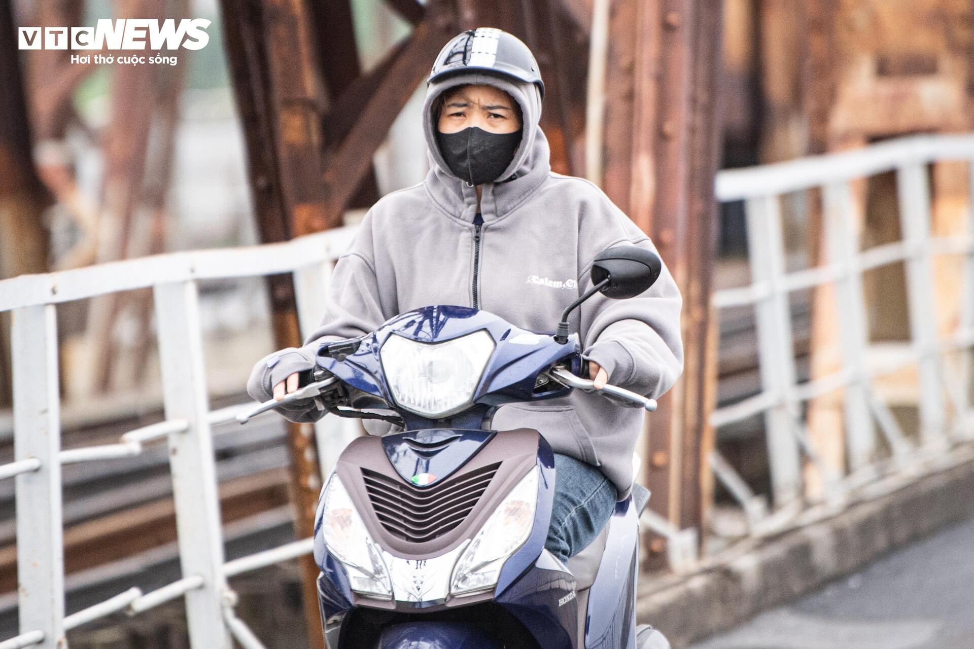 Không khí lạnh tăng cường, người Hà Nội co ro trong mưa lạnh 18°C - Ảnh 5. Không khí lạnh tăng cường, người Hà Nội co ro trong mưa lạnh 18°C - Ảnh 5.
