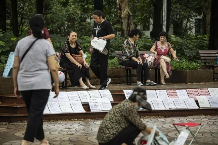 0marriage-market-in-shanghai-as-chinas-new-marriages-fall-to-37-year-low-12491395-1761293249151-17612932492821008323156.jpeg