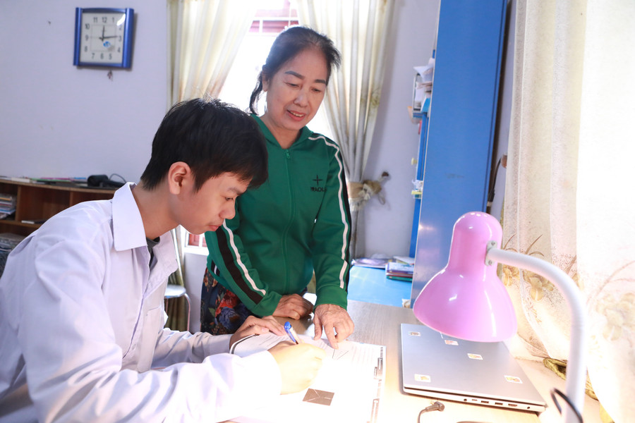 Nam sinh vượt lên nghịch cảnh giành giải Nhất thành phố môn Toán - Ảnh 6. Nam sinh vượt lên nghịch cảnh giành giải Nhất thành phố môn Toán - Ảnh 6.