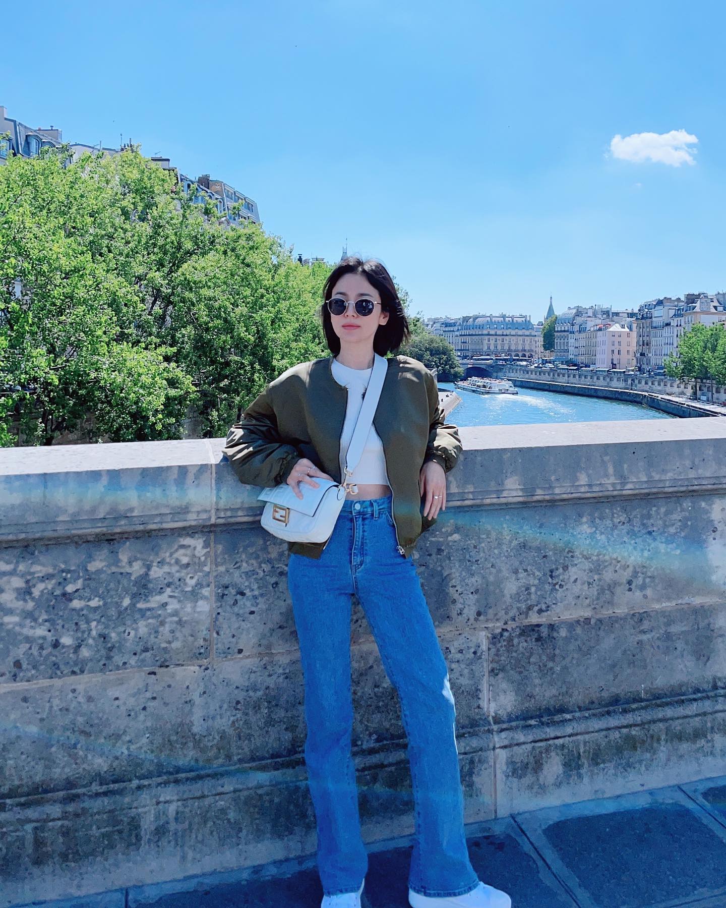 Tìm ra mẫu quần jeans hoàn hảo nhất cho phụ nữ trên 40 tuổi: Mặc lên gọn dáng, chuẩn thanh lịch - Ảnh 10. Tìm ra mẫu quần jeans hoàn hảo nhất cho phụ nữ trên 40 tuổi: Mặc lên gọn dáng, chuẩn thanh lịch - Ảnh 10.