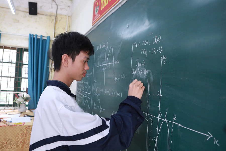 Nam sinh vượt lên nghịch cảnh giành giải Nhất thành phố môn Toán - Ảnh 3. Nam sinh vượt lên nghịch cảnh giành giải Nhất thành phố môn Toán - Ảnh 3.