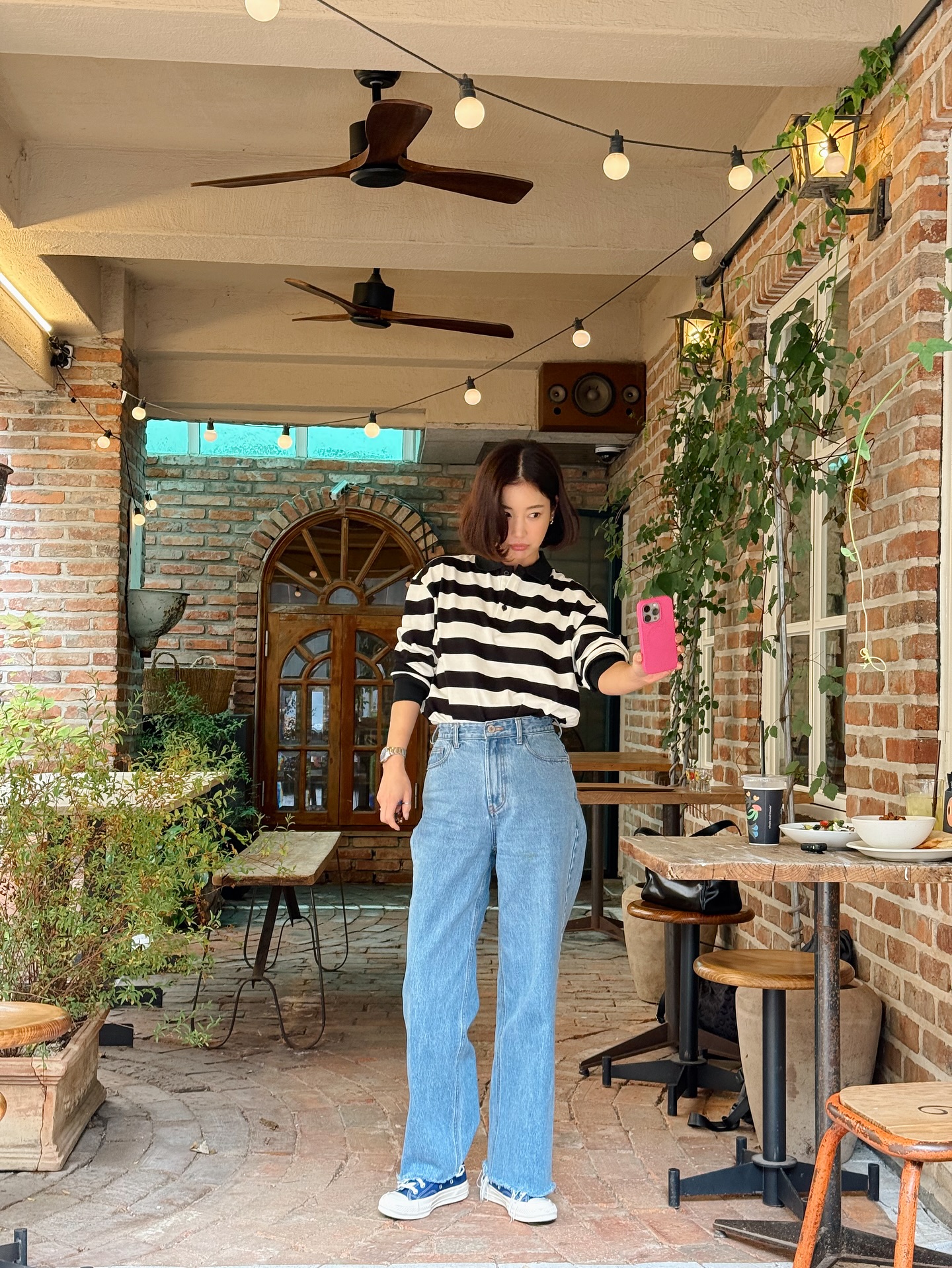 Tìm ra mẫu quần jeans hoàn hảo nhất cho phụ nữ trên 40 tuổi: Mặc lên gọn dáng, chuẩn thanh lịch - Ảnh 3. Tìm ra mẫu quần jeans hoàn hảo nhất cho phụ nữ trên 40 tuổi: Mặc lên gọn dáng, chuẩn thanh lịch - Ảnh 3.