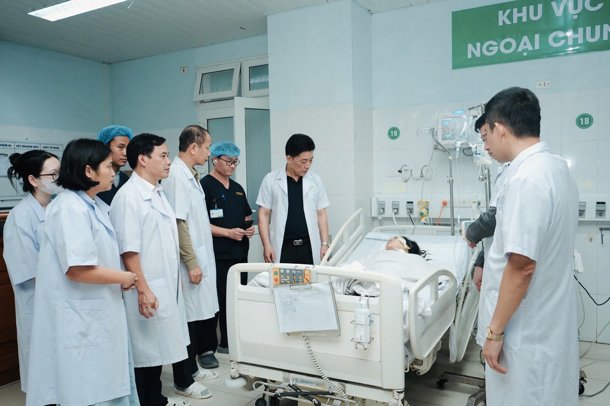 Nữ điều dưỡng bị đâm 11 nhát khi cứu cháu bé khỏi tay kẻ cuồng loạn Bằng Văn Vỹ - Ảnh 1. Nữ điều dưỡng bị đâm 11 nhát khi cứu cháu bé khỏi tay kẻ cuồng loạn Bằng Văn Vỹ - Ảnh 1.