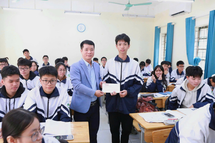 Nam sinh vượt lên nghịch cảnh giành giải Nhất thành phố môn Toán - Ảnh 7. Nam sinh vượt lên nghịch cảnh giành giải Nhất thành phố môn Toán - Ảnh 7.