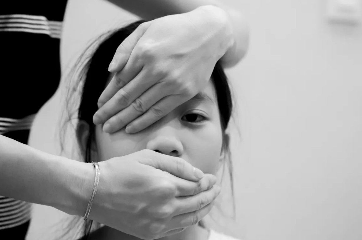 Bi kịch của những đứa trẻ bị bạo hành: Chúng sẽ lớn lên thế nào trong nỗi sợ về tình thân méo mó? - Ảnh 3. Bi kịch của những đứa trẻ bị bạo hành: Chúng sẽ lớn lên thế nào trong nỗi sợ về tình thân méo mó? - Ảnh 3.