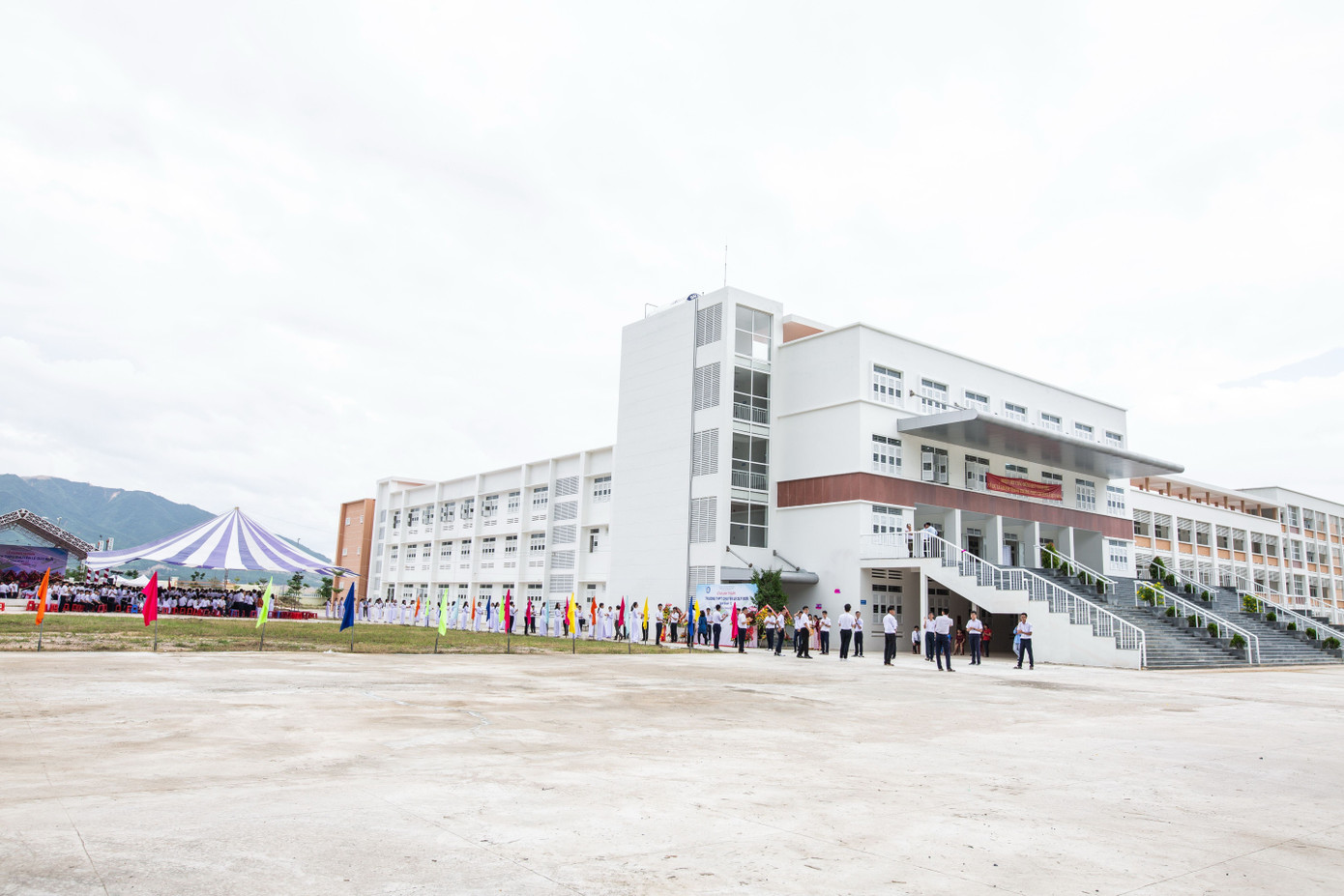 Ngôi trường miền biển 6 năm có 2 học sinh vào Chung kết Olympia, rộng tới 45.000m2, học thì giỏi mà chơi cũng hết mình - Ảnh 2. Ngôi trường miền biển 6 năm có 2 học sinh vào Chung kết Olympia, rộng tới 45.000m2, học thì giỏi mà chơi cũng hết mình - Ảnh 2.