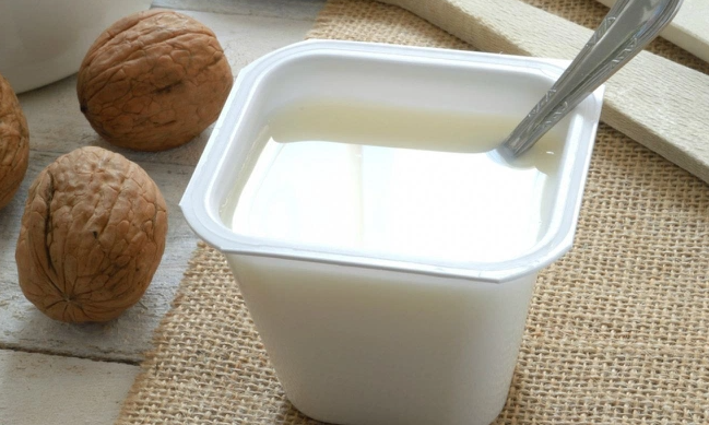 Sữa chua bị hỏng khi trên bề mặt xuất hiện một lớp nước? Đây là sự thật - Ảnh 1. Sữa chua bị hỏng khi trên bề mặt xuất hiện một lớp nước? Đây là sự thật - Ảnh 1.