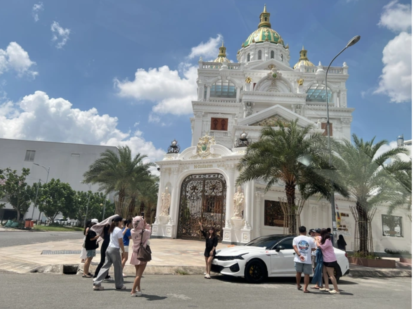 Dùng flycam quay dinh thự của Ngân Collagen và đăng lên mạng: Có thể bị xử lý hình sự! - Ảnh 2. Vụ dùng flycam quay dinh thự của Ngân Collagen và đăng lên mạng: Coi chừng bị xử lý hình sự - Ảnh 2.