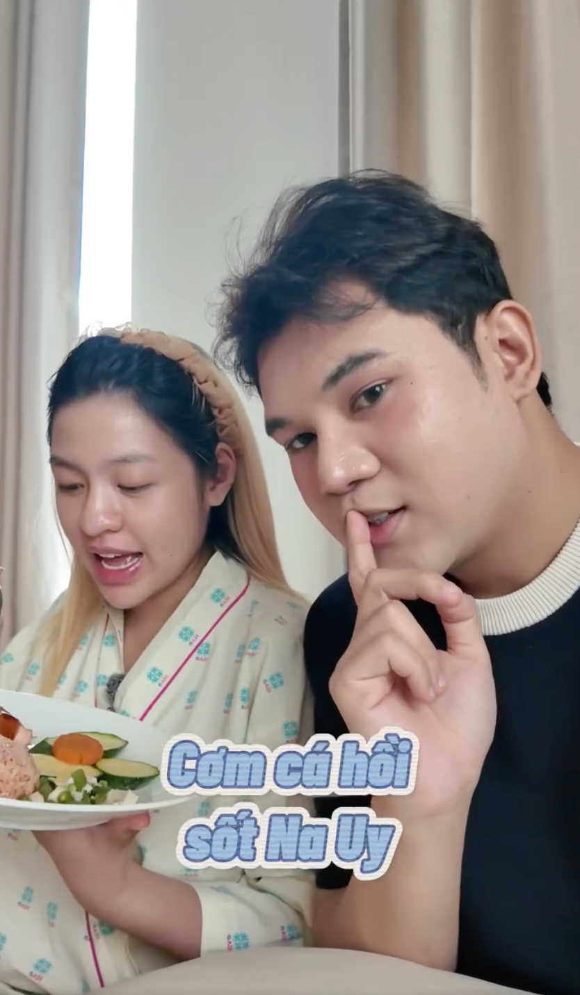Thực đơn ở cữ đắt đỏ của Trần Thanh Tâm, sương sương gà tiềm thảo mộc, cá hồi sốt Na Uy, dân mạng xuýt xoa  Thực đơn ở cữ đắt đỏ của Trần Thanh Tâm, sương sương gà tiềm thảo mộc, cá hồi sốt Na Uy, dân mạng xuýt xoa