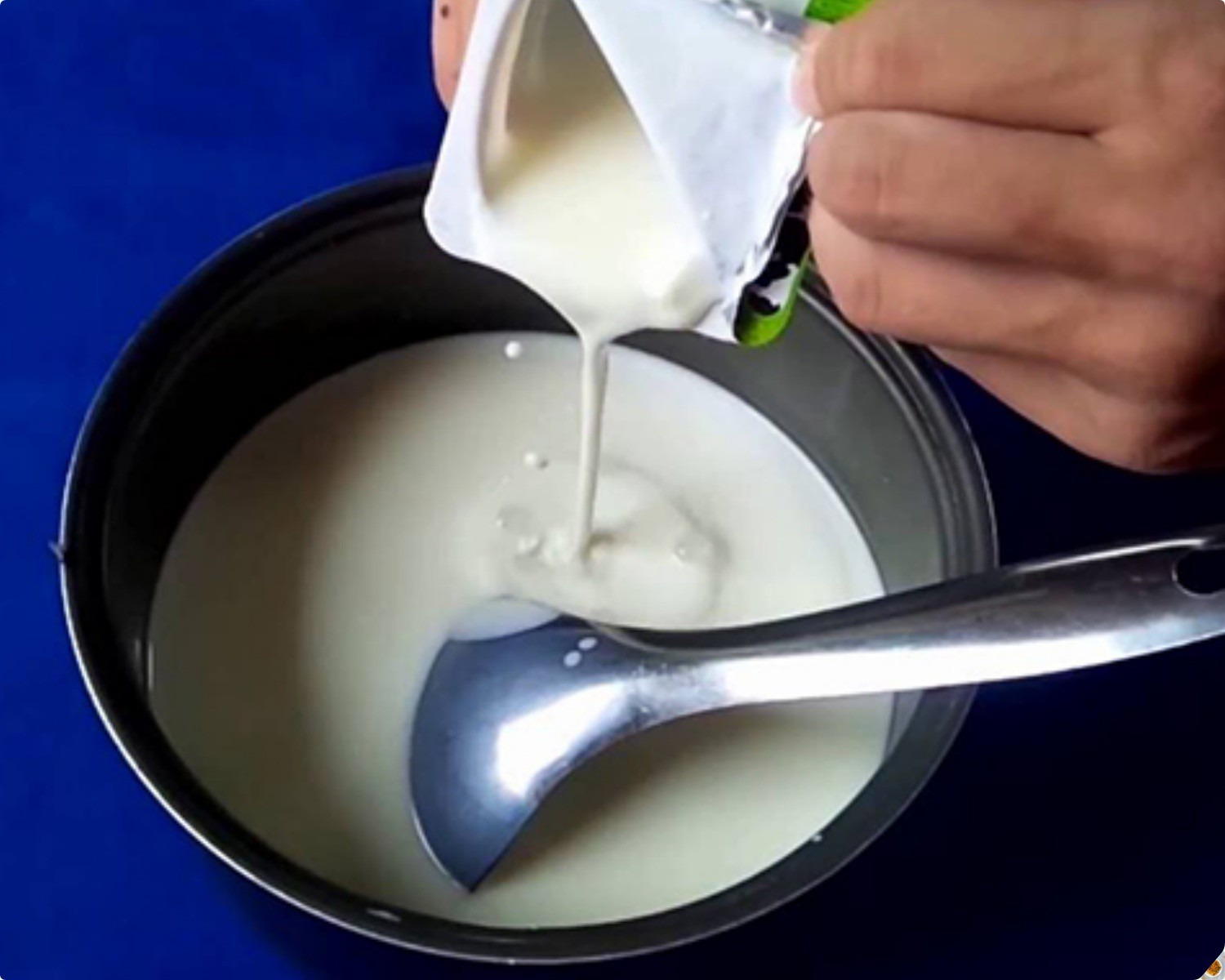 Sữa chua bị hỏng khi trên bề mặt xuất hiện một lớp nước? Đây là sự thật - Ảnh 2. Sữa chua bị hỏng khi trên bề mặt xuất hiện một lớp nước? Đây là sự thật - Ảnh 2.