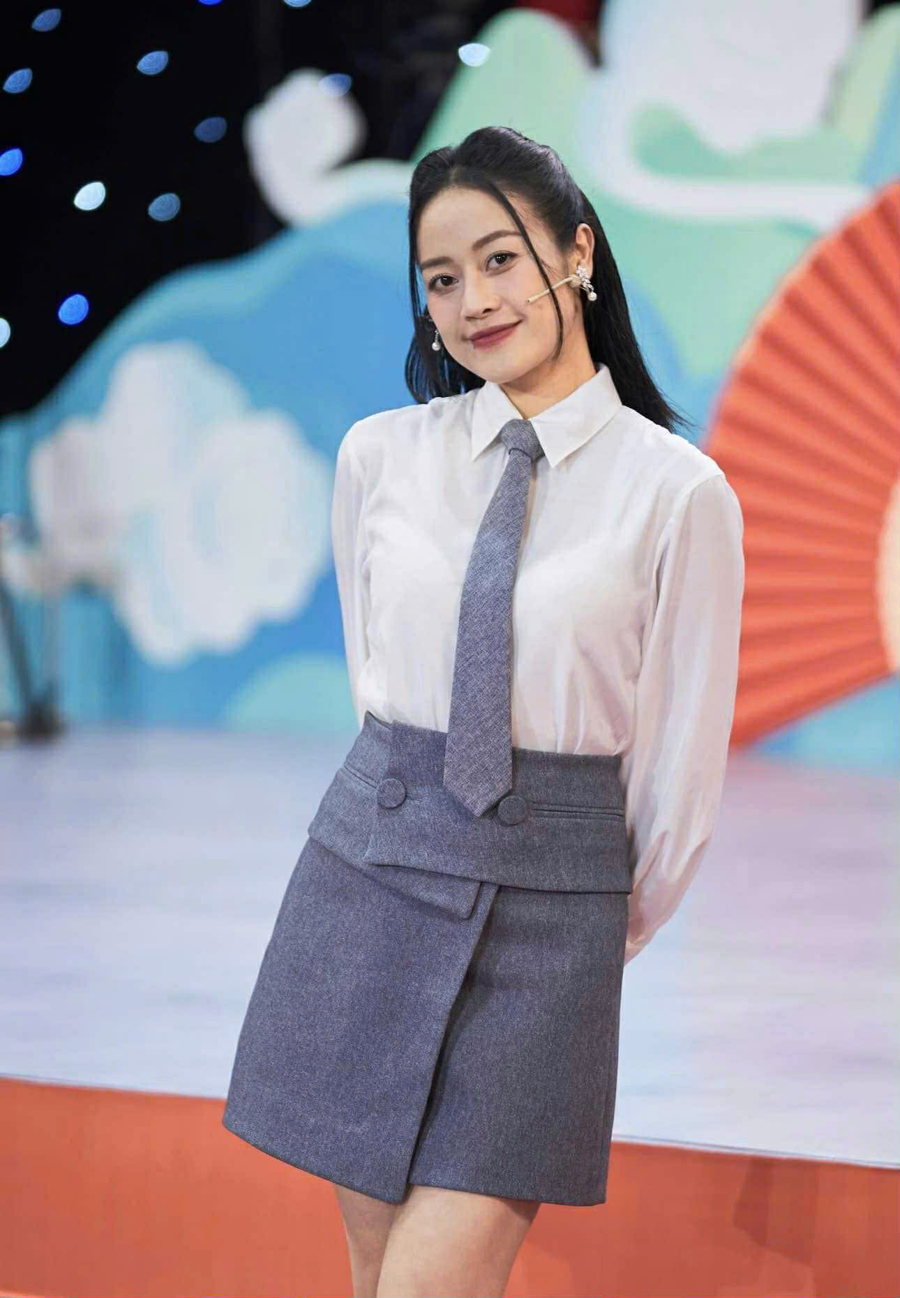 MC Phí Linh làm “đội trưởng đội cổ vũ” trong lần đầu dẫn Chung kết Đường lên đỉnh Olympia - Ảnh 2. MC Phí Linh làm “đội trưởng đội cổ vũ” trong lần đầu dẫn chung kết Đường lên đỉnh Olympia  - Ảnh 1.