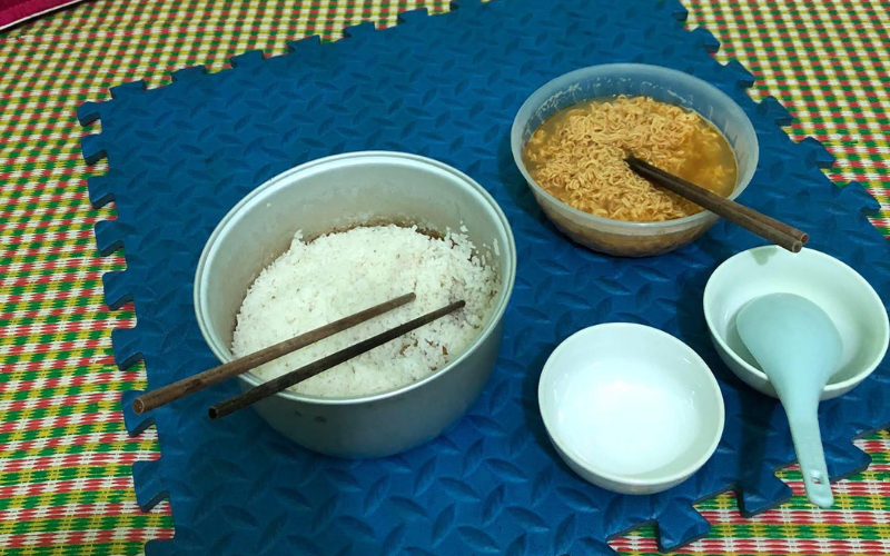 Bức ảnh cơm chan mì tôm của cặp vợ chồng thất nghiệp - Ảnh 1. Bức ảnh cơm chan mì tôm của cặp vợ chồng thất nghiệp - Ảnh 1.