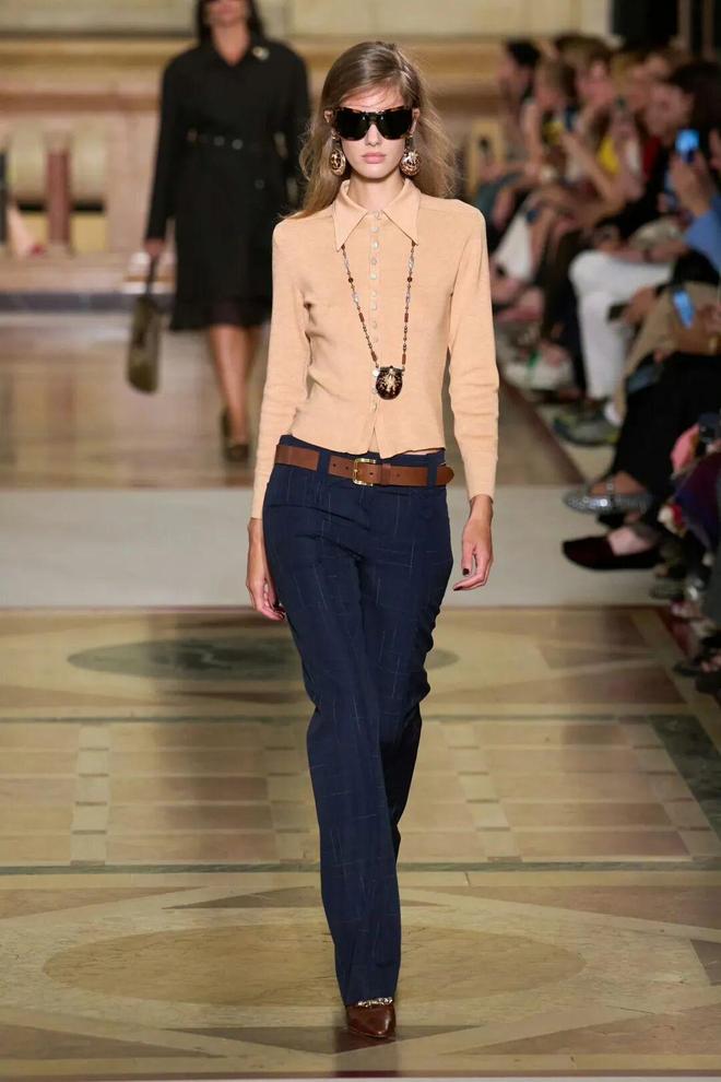 Đổi tủ đồ không cần mua nhiều: Hai màu nâu sữa và xanh jeans là quá đủ- Ảnh 2. Đổi tủ đồ không cần mua nhiều: Hai màu nâu sữa và xanh jeans là quá đủ- Ảnh 2.