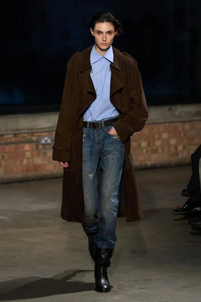 Đổi tủ đồ không cần mua nhiều: Hai màu nâu sữa và xanh jeans là quá đủ- Ảnh 1. Đổi tủ đồ không cần mua nhiều: Hai màu nâu sữa và xanh jeans là quá đủ- Ảnh 1.