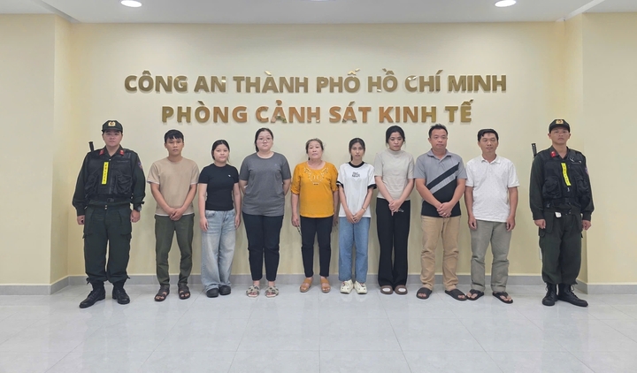 Phá đường d&acirc;y sản xu&acirc;́t h&agrave;ng chục ngh&igrave;n chai nước hoa giả thương hiệu nổi tiếng - Ảnh 1.