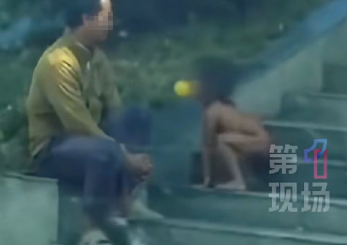Bố cử nhân, mẹ thạc sĩ nuôi con thuận tự nhiên như người rừng: Không quần áo, đi bằng bốn chân và nhặt thức ăn - Ảnh 1. Bố cử nhân, mẹ thạc sĩ nuôi con thuận tự nhiên như người rừng: Không quần áo, đi bằng bốn chân và nhặt thức ăn - Ảnh 1.