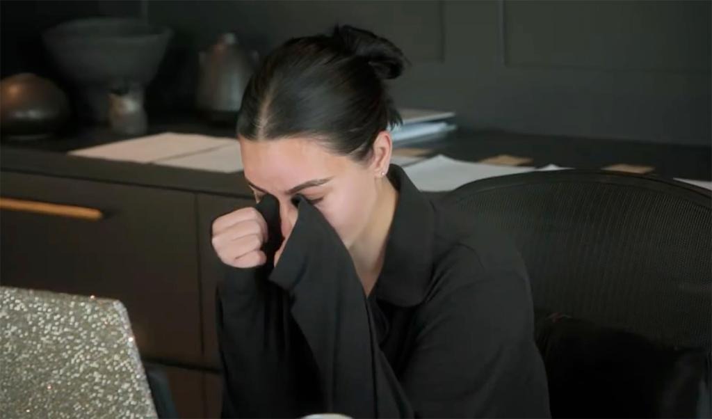 tearful-kim-kardashian-receives-2-1761354156733-1761354157480684907663.jpg
