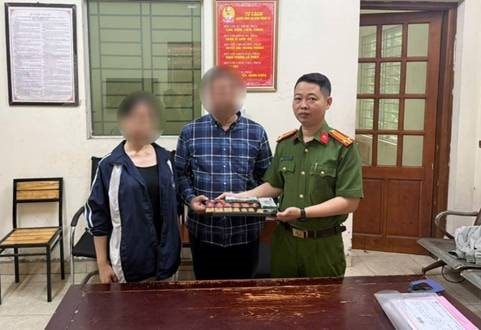 Phát hiện con gái 18 tuổi có 130 triệu đồng và 18 chỉ vàng, người đàn ông vội báo công an - Ảnh 1. Phát hiện con gái 18 tuổi có 130 triệu đồng và 18 chỉ vàng, người đàn ông vội báo công an - Ảnh 1.