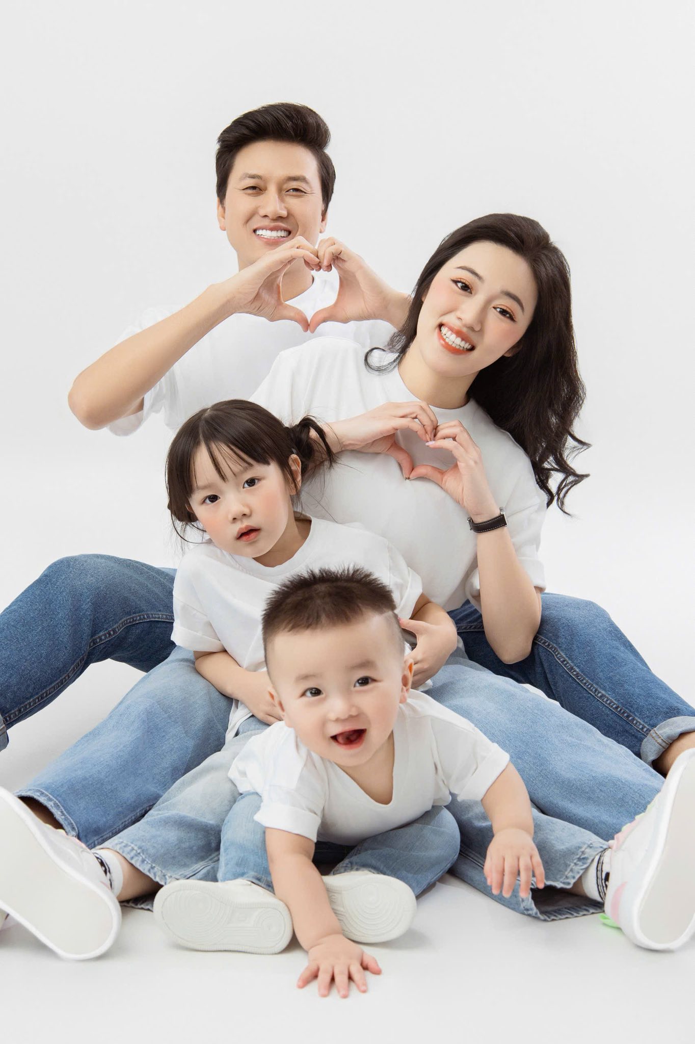 Nam diễn viên lấy vợ kém 16 tuổi: “Tôi có một khoản tiền dành riêng cho gia đình và không được đụng vào” - Ảnh 2. Nam diễn viên lấy vợ kém 16 tuổi: “Tôi có một khoản tiền dành riêng cho gia đình và không được đụng vào” - Ảnh 2.