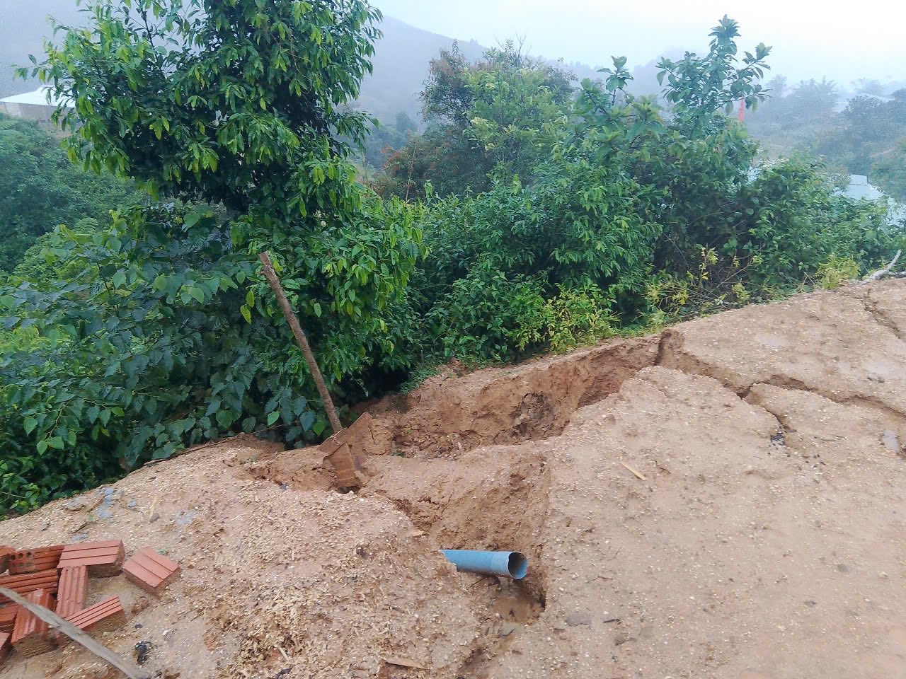 Đà Nẵng mưa to, nhiều nơi bị sạt lở, thủy điện xả lũ lưu lượng lớn - Ảnh 4. Đà Nẵng mưa to, nhiều nơi bị sạt lở, thủy điện xả lũ lưu lượng lớn - Ảnh 4.