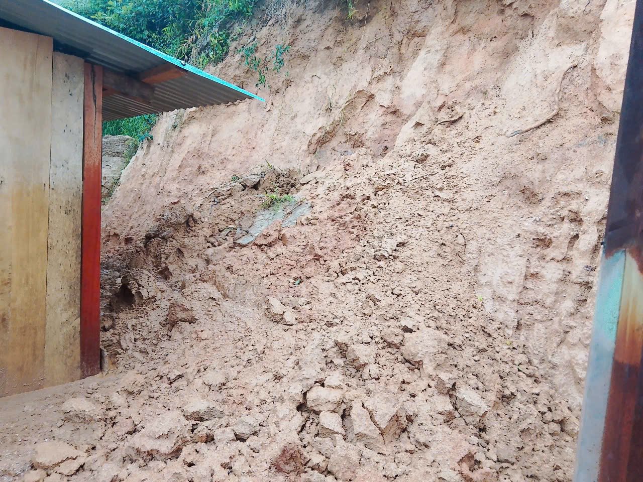 Đà Nẵng mưa to, nhiều nơi bị sạt lở, thủy điện xả lũ lưu lượng lớn - Ảnh 3. Đà Nẵng mưa to, nhiều nơi bị sạt lở, thủy điện xả lũ lưu lượng lớn - Ảnh 3.
