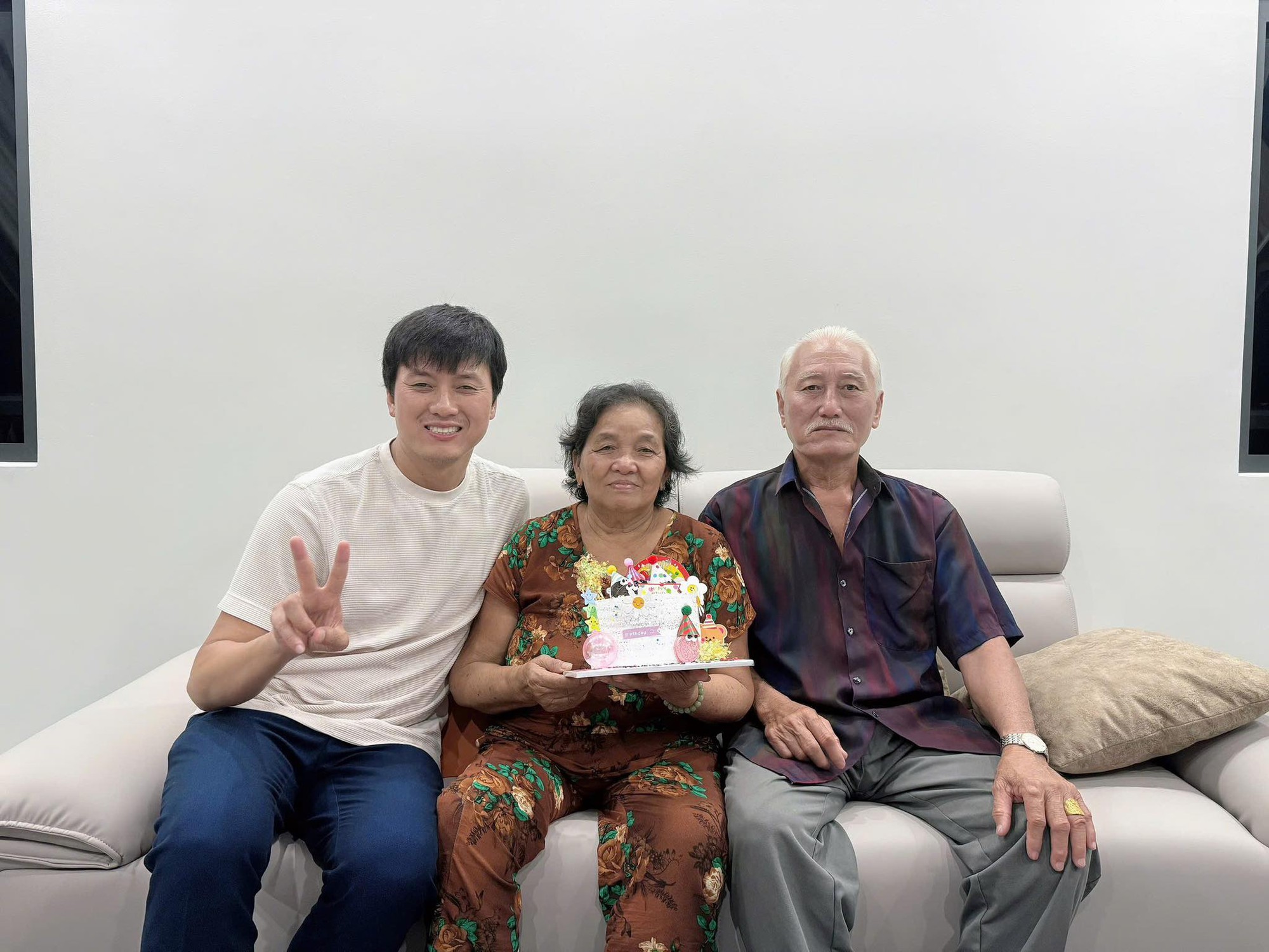 Nam diễn viên lấy vợ kém 16 tuổi: “Tôi có một khoản tiền dành riêng cho gia đình và không được đụng vào” - Ảnh 3. Nam diễn viên lấy vợ kém 16 tuổi: “Tôi có một khoản tiền dành riêng cho gia đình và không được đụng vào” - Ảnh 3.