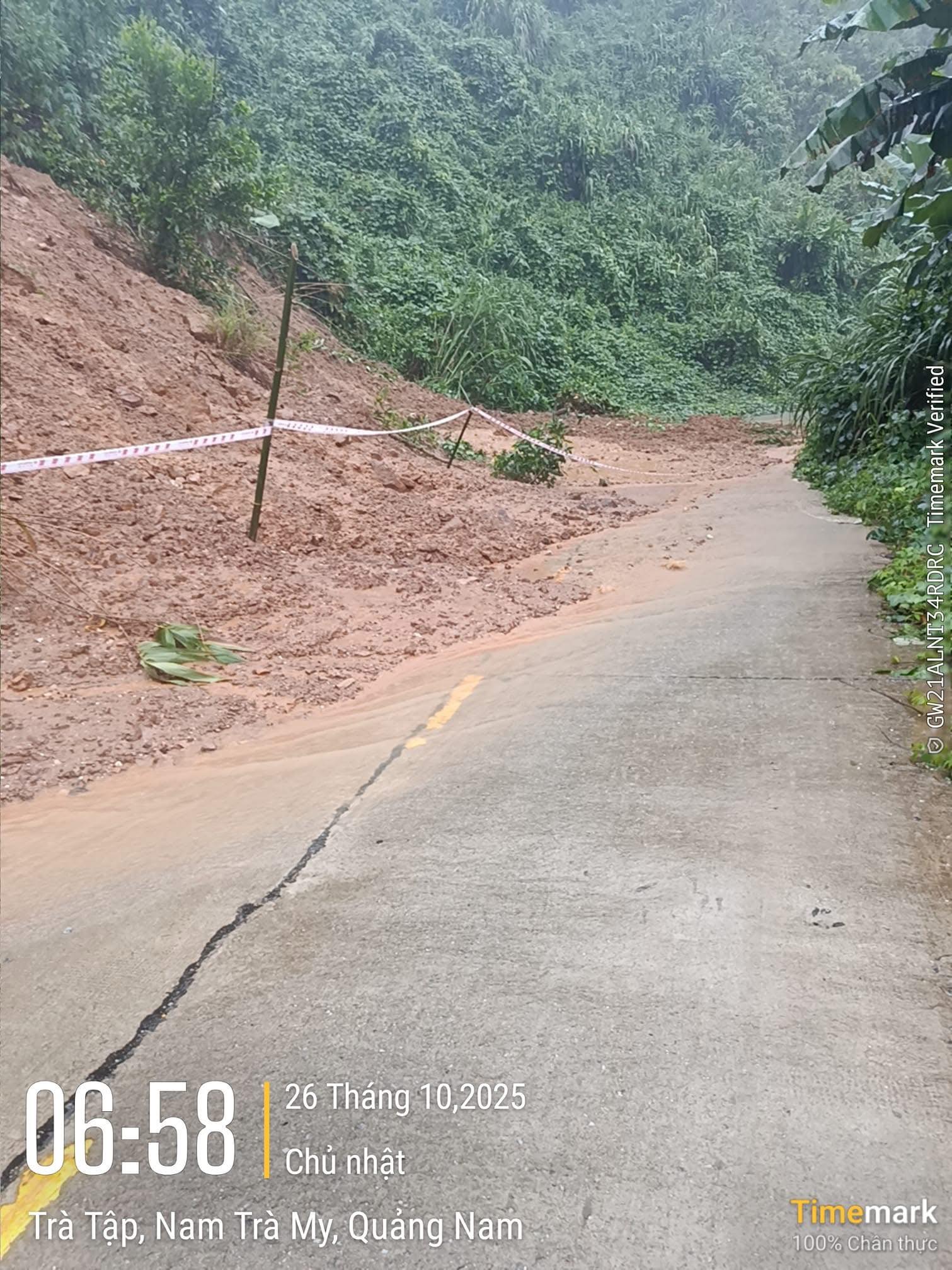 Đà Nẵng mưa to, nhiều nơi bị sạt lở, thủy điện xả lũ lưu lượng lớn - Ảnh 1. Đà Nẵng mưa to, nhiều nơi bị sạt lở, thủy điện xả lũ lưu lượng lớn - Ảnh 1.