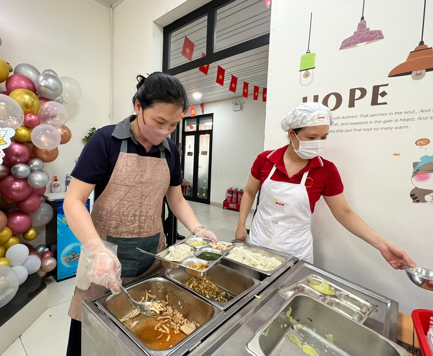 Thực phẩm bốc mùi vào trường học: Ai chịu trách nhiệm? - Ảnh 1.