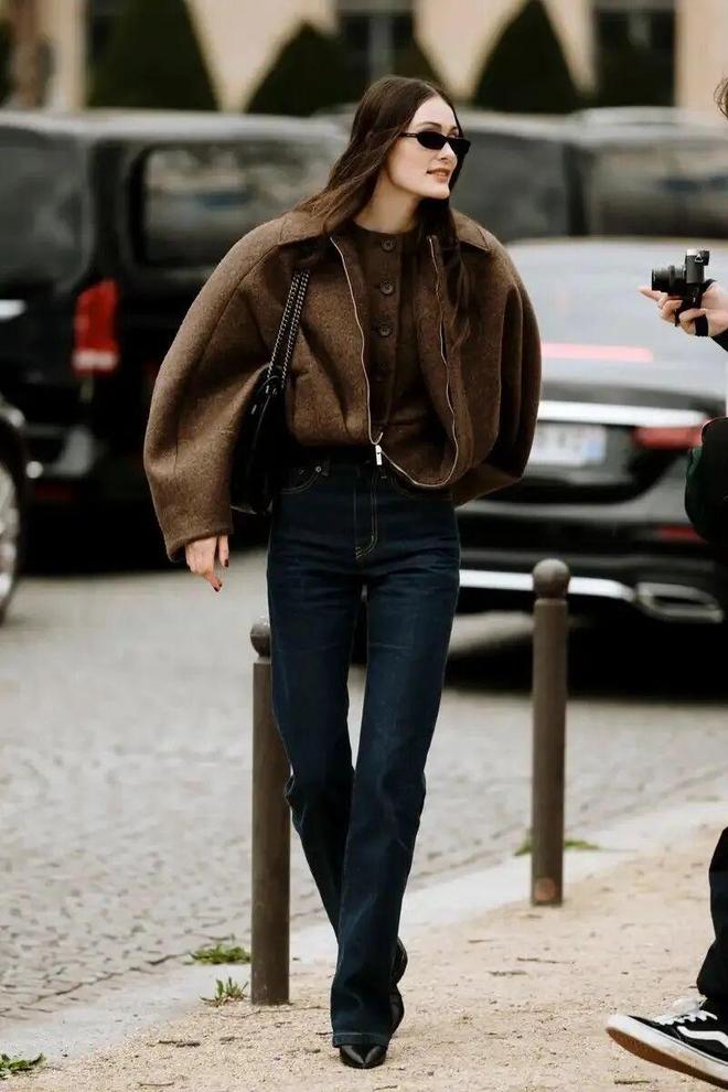 Đổi tủ đồ không cần mua nhiều: Hai màu nâu sữa và xanh jeans là quá đủ- Ảnh 13. Đổi tủ đồ không cần mua nhiều: Hai màu nâu sữa và xanh jeans là quá đủ- Ảnh 13.