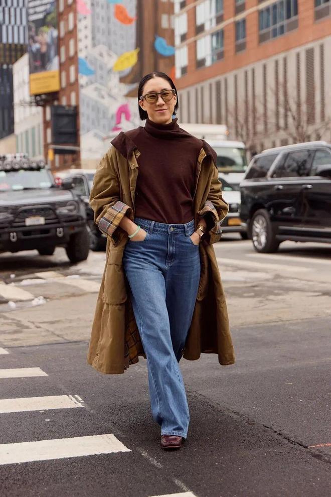 Đổi tủ đồ không cần mua nhiều: Hai màu nâu sữa và xanh jeans là quá đủ- Ảnh 14. Đổi tủ đồ không cần mua nhiều: Hai màu nâu sữa và xanh jeans là quá đủ- Ảnh 14.