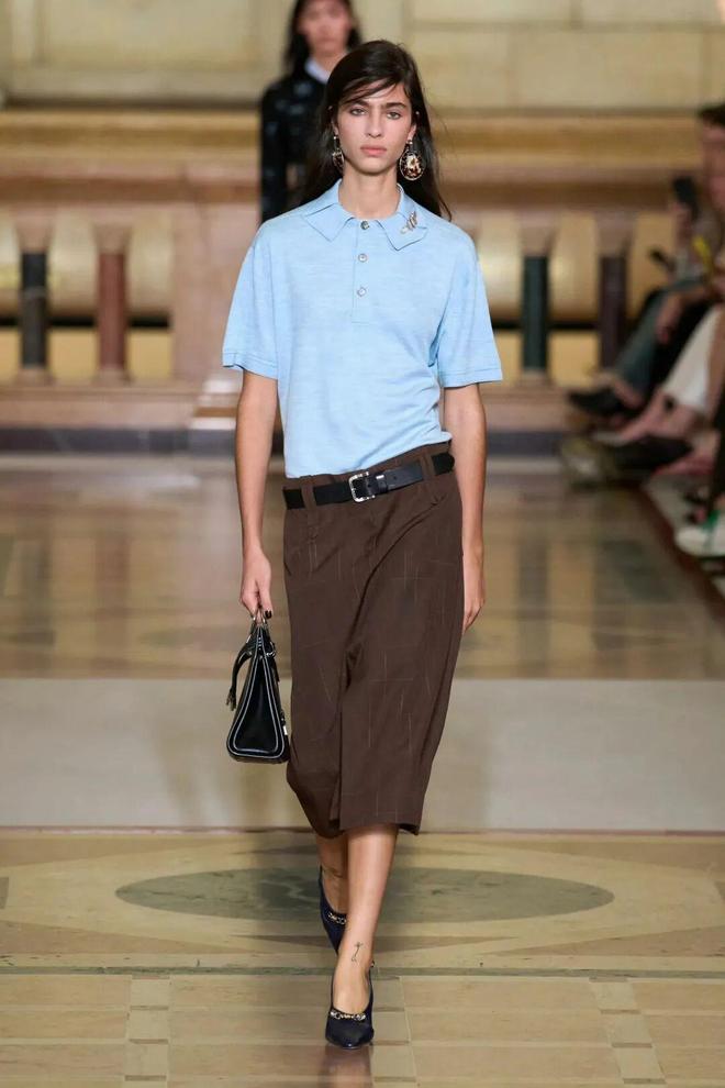Đổi tủ đồ không cần mua nhiều: Hai màu nâu sữa và xanh jeans là quá đủ- Ảnh 3. Đổi tủ đồ không cần mua nhiều: Hai màu nâu sữa và xanh jeans là quá đủ- Ảnh 3.