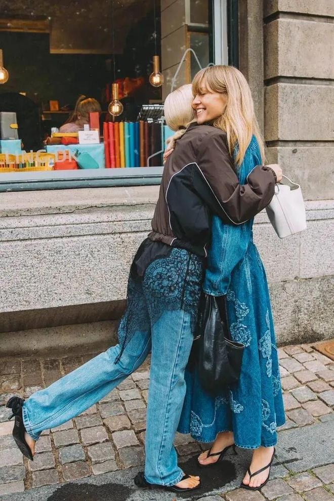 Đổi tủ đồ không cần mua nhiều: Hai màu nâu sữa và xanh jeans là quá đủ- Ảnh 7. Đổi tủ đồ không cần mua nhiều: Hai màu nâu sữa và xanh jeans là quá đủ- Ảnh 7.