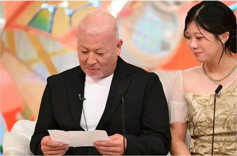 nguoi-dan-ong-cuoi-con-gai-23-tuoi-cua-ban-than-nen-duyen-tu-dinh-menh-tro-treu1jpg-22030836-1761449288136-1761449288254394100539.jpg