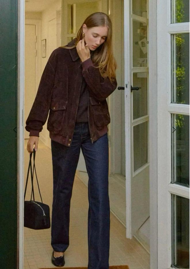 Đổi tủ đồ không cần mua nhiều: Hai màu nâu sữa và xanh jeans là quá đủ- Ảnh 4. Đổi tủ đồ không cần mua nhiều: Hai màu nâu sữa và xanh jeans là quá đủ- Ảnh 4.