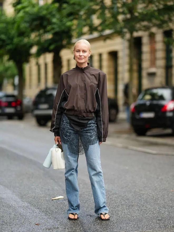 Đổi tủ đồ không cần mua nhiều: Hai màu nâu sữa và xanh jeans là quá đủ- Ảnh 11. Đổi tủ đồ không cần mua nhiều: Hai màu nâu sữa và xanh jeans là quá đủ- Ảnh 11.