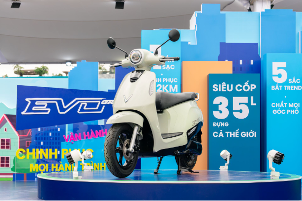 Xe xanh l&ecirc;n ng&ocirc;i, VinFast Evo Grand Lite chiếm trọn cảm t&igrave;nh của học sinh v&agrave; phụ huynh - Ảnh 1.