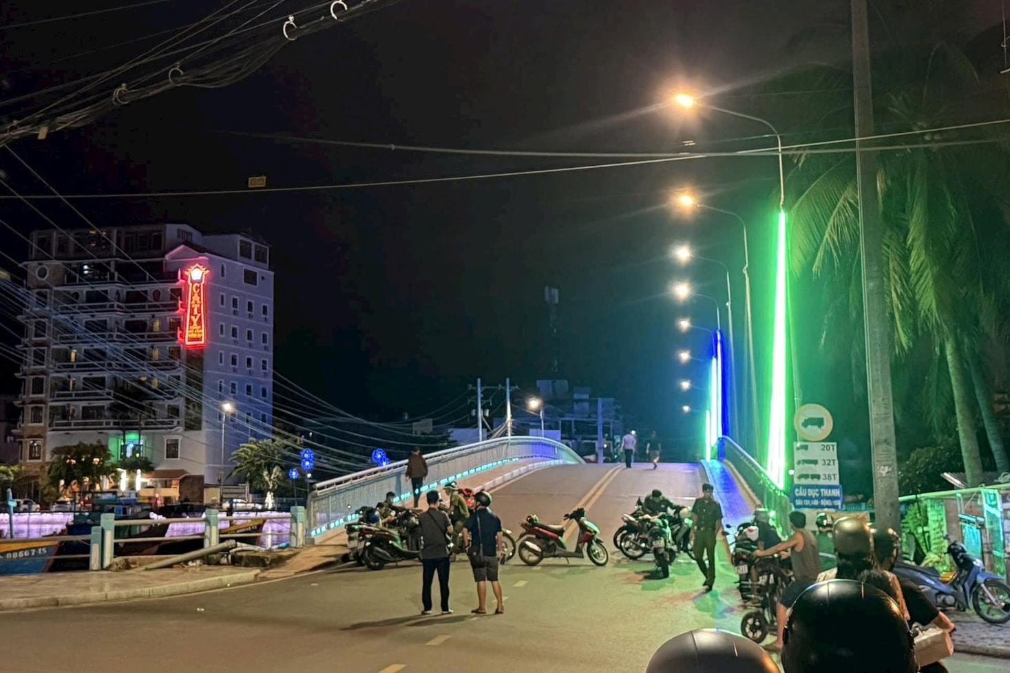 Vụ phát hiện 2 anh em ruột nằm gục giữa cầu: Lời khai của Bùi Quang Sơn- Ảnh 1. Vụ phát hiện 2 anh em ruột nằm gục giữa cầu: Lời khai của Bùi Quang Sơn- Ảnh 1.