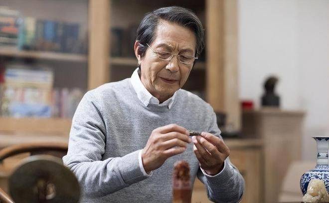 Nghỉ hưu rồi, đừng vội hào phóng: 4 khoản tiền càng tiêu càng khổ - Ảnh 1. Nghỉ hưu rồi, đừng vội hào phóng: 4 khoản tiền càng tiêu càng khổ - Ảnh 1.