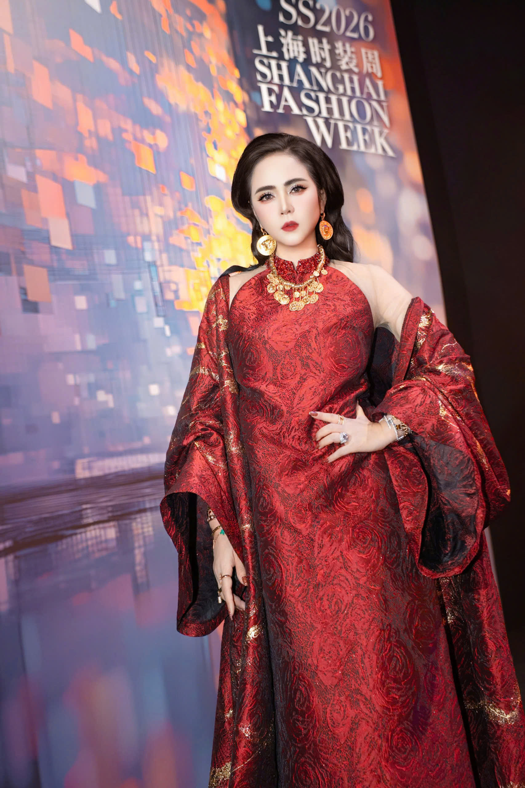 “Tiểu thiên hậu” Trương Thiều Hàm xuất hiện kiêu sa trong thiết kế của Thanh Hương Bùi - Ảnh 6. “Tiểu thiên hậu” Trương Thiều Hàm xuất hiện kiêu sa trong thiết kế của Thanh Hương Bùi - Ảnh 6.