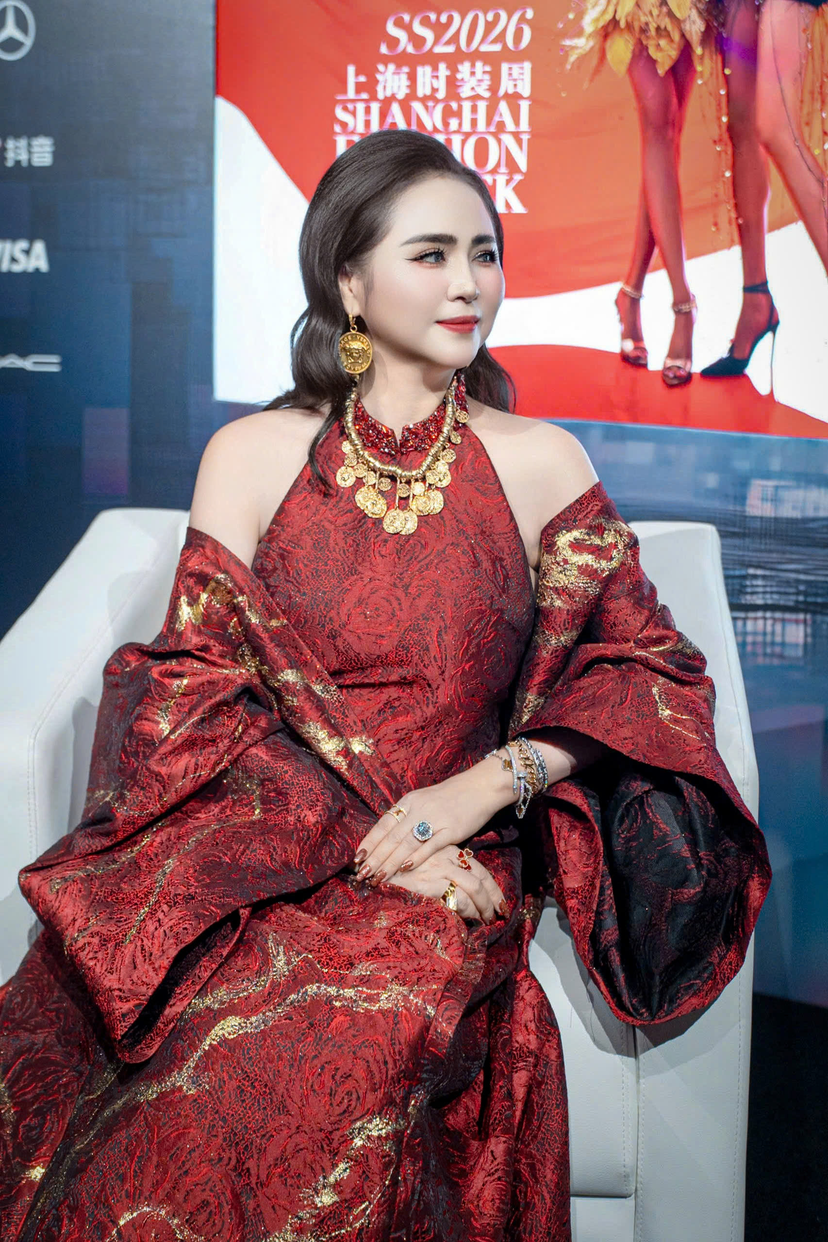 “Tiểu thiên hậu” Trương Thiều Hàm xuất hiện kiêu sa trong thiết kế của Thanh Hương Bùi - Ảnh 5. “Tiểu thiên hậu” Trương Thiều Hàm xuất hiện kiêu sa trong thiết kế của Thanh Hương Bùi - Ảnh 5.