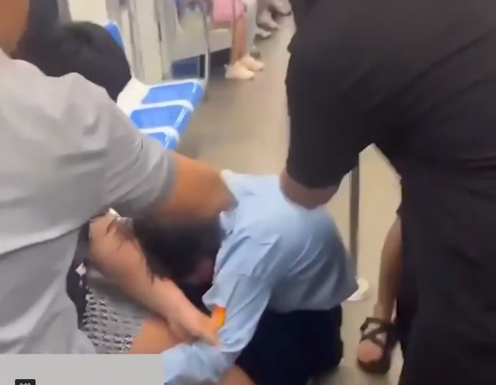 Thông tin bất ngờ về 2 người hành hung bảo vệ trên tàu Metro vì nhắc nhở khách chuyện gác chân lên ghế - Ảnh 1. Thông tin bất ngờ về 2 người hành hung bảo vệ trên tàu Metro vì nhắc nhở khách chuyện gác chân lên ghế - Ảnh 1.