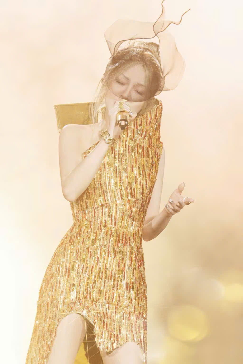 “Tiểu thiên hậu” Trương Thiều Hàm xuất hiện kiêu sa trong thiết kế của Thanh Hương Bùi - Ảnh 2. “Tiểu thiên hậu” Trương Thiều Hàm xuất hiện kiêu sa trong thiết kế của Thanh Hương Bùi - Ảnh 2.