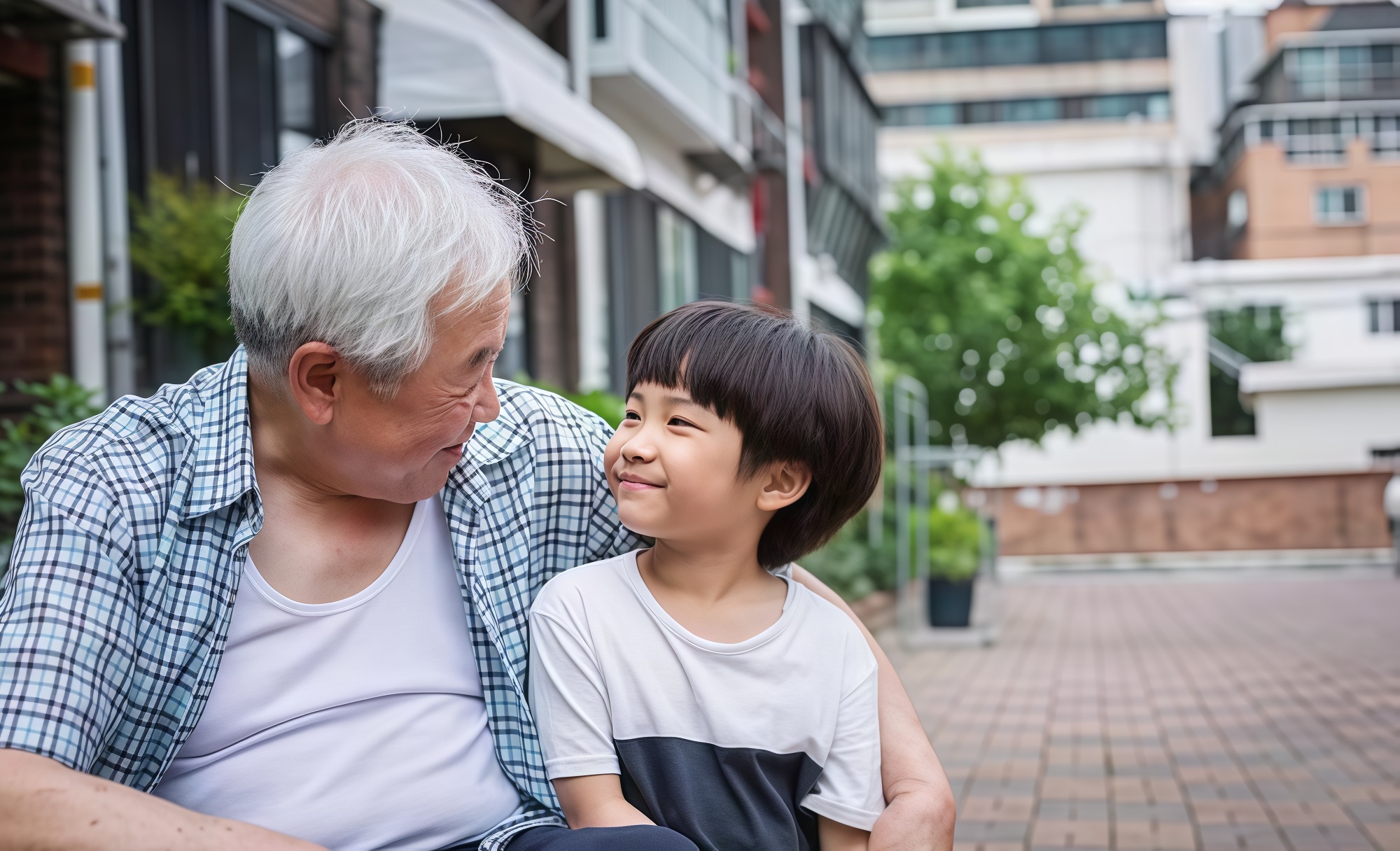 Ông ngoại trêu cháu trai:  Ông ngoại trêu cháu trai: