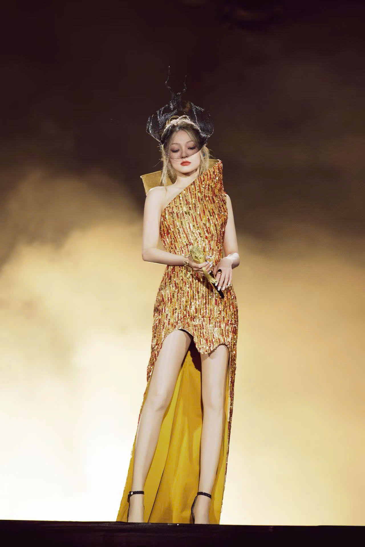 “Tiểu thiên hậu” Trương Thiều Hàm xuất hiện kiêu sa trong thiết kế của Thanh Hương Bùi - Ảnh 3. “Tiểu thiên hậu” Trương Thiều Hàm xuất hiện kiêu sa trong thiết kế của Thanh Hương Bùi - Ảnh 3.