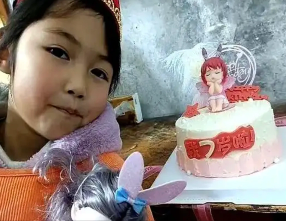 Con gái 2 tuổi mắc bệnh tan máu, người cha nghèo cùng quẫn đào huyệt mộ nằm với con mỗi ngày để &quot;con ra đi không sợ hãi&quot; - Ảnh 3.