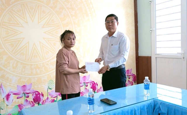 Diễn biến bất ngờ vụ cháu bé 4 tháng tuổi rơi xuống kênh: Công an làm việc với chị Lê Thị Kiều - Ảnh 1. Diễn biến bất ngờ vụ cháu bé 4 tháng tuổi rơi xuống kênh: Công an làm việc với chị Lê Thị Kiều - Ảnh 1.