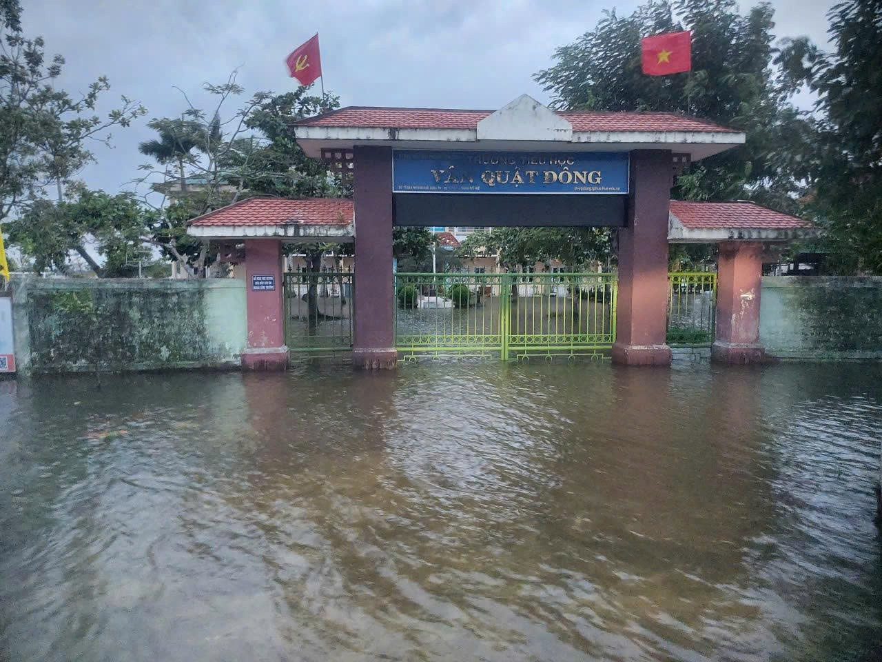 Học sinh Huế lại nghỉ học để phòng tránh mưa lũ - Ảnh 1.